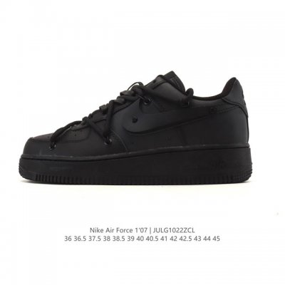 耐克 Nike Air Force 1 '07 Low 空军一号含气垫 低帮百搭厚底增高休闲运动板鞋。柔软、弹性十足的缓震性能和出色的中底设计，横跨复古与现代的
