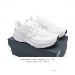 新百伦 New Balance Fresh Foam X 1080 V14 男女同款舒适缓冲跑步运动鞋。这款鞋将可靠的舒适性和高性能相结合，为日常穿着和比赛日提