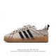 真标 Adidas 阿迪达斯 男女鞋真标半码制，原楦开发版型，采用棉质帆布组合环保纤维革鞋面材质，原档案开发铝楦楦型，正确硫化组合鞋底 每次人气都不低澳洲时尚品