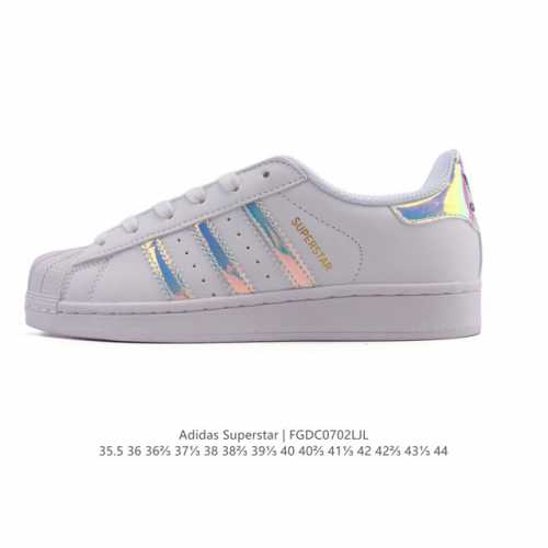 阿迪达斯 Adidas Superstar 2025年新款鞋子 蛇年新款经典贝壳头系列 新款休闲板鞋潮流女士运动鞋 。鞋面柔软皮革拼接材质 标志性的贝壳鞋头，简