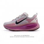 耐克 Nike Vomero 18 厚底增高老爹运动跑步鞋。全新 Vomero 提供比以往更多的緩衝效能以及該系列有史以來最高的鞋底高度，結合 Nike 的 Z