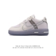 耐克 Nike Air Force 1 React Qs 空军一号 低帮 含气垫百搭休闲厚底增高运动板鞋。柔软、弹性十足的缓震性能和出色的中底设计，横跨复古与现