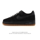 耐克 Nike Air Force 1 '07 Low 空军一号含气垫 低帮百搭厚底增高休闲运动板鞋。柔软、弹性十足的缓震性能和出色的中底设计，横跨复古与现代的
