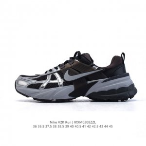 140 Nike/耐克 V2K Run 减震防滑 复古低帮运动跑步鞋 超火复古跑鞋，采用太空革组合呼吸网眼布鞋面材质，搭载正确4层组合底模，嵌入Tpu加固稳定模