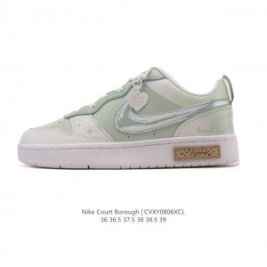 公司级 耐克 Nike 女子运动鞋 Court Borough Low 小空军低帮板鞋。1.其皮革材质的鞋面结合网眼鞋舌，在出众外观与质感的同时提供稳固支撑，并