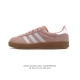 阿迪达斯 Adidas Originals Gazelle Indoor 复古三叶草防滑透明橡胶板鞋经典运动鞋。这款经典鞋,忠于原版设计,缀撞色三条纹和鞋跟饰片
