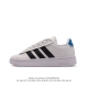adidad 阿迪达斯courtbeat 休闲运动板鞋。这款生活方式运动鞋，灵感源自adidas网球鞋履的丰富历史，将经典格调与摩登气质和剪裁融于一体。采用别致