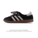 公司级 阿迪达斯 德训鞋 经典复古低帮休闲运动慢跑鞋Wales Bonner X Adidas 2025 全新秋冬系列联名鞋款 织物鞋面经典运动板鞋。该鞋超大鞋