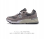 新百伦new Balance 992 复古风格简约经典舒适百搭时尚休闲鞋缓震透气跑步鞋。鞋面采用猪皮革与织物相结合，尼龙网布在拼接工序上极为繁复，彰显质感的同时