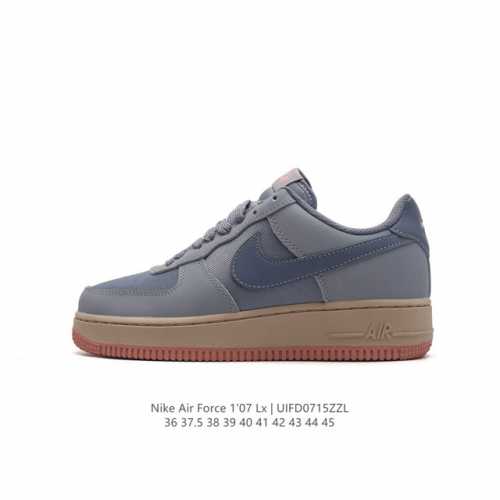 耐克 Nike Air Force 1 '07 Low 空军一号含气垫 低帮百搭厚底增高休闲运动板鞋。柔软、弹性十足的缓震性能和出色的中底设计，横跨复古与现代的