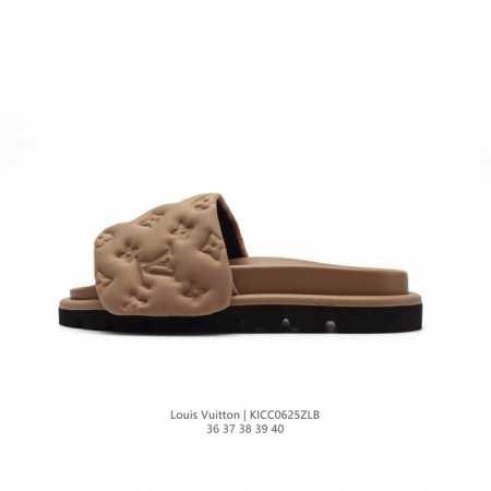 特价 LV 拖鞋系列 LOUIS VUITTON 沙滩休闲拖鞋 Louis Vuitton Lv 路易威登 浮雕 潮流经典魔术贴一字拖鞋延续经典 上脚舒适性极好 - 点击图像关闭