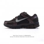 nike 耐克夏季 Zoom Vomero 5 运动鞋休闲训练跑步鞋。Nike Zoom Vomero 5 男女子运动鞋妥帖包覆足部，提供透气支撑效果。耐穿材料