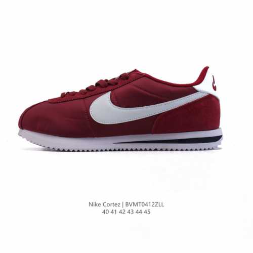 Nike Classic Cortez Nylon 耐克阿甘鞋男子运动鞋。秉承元年款经典风格，糅合防水鞋面设计，令双足保持干爽舒适。防水锦纶鞋面强势抵御风雨侵袭