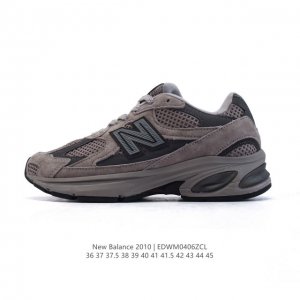 新百伦 New Balance2010秋冬英产做旧鞋款纯色绒运动鞋 厚底增高老爹鞋。此复刻经典鞋款，加入当下大热的户外元素，以曾经篮球鞋款型式样加以打造鞋款造型