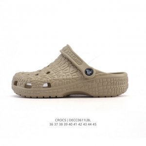 新款 Crocs 卡骆驰 鳄鱼纹鞋面运动 休闲 沙滩 包头 拖鞋 经典洞洞鞋 家居凉拖鞋 一式两用！ Crocs的鞋子采用了其专利材料 Croslite。这种材