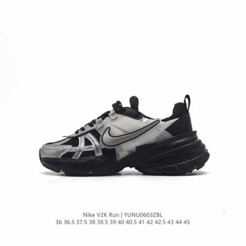 Nike 耐克 V2K Run 减震防滑 复古低帮跑步鞋 超火复古跑鞋，采用太空革组合呼吸网眼布鞋面材质，搭载正确4层组合底模，嵌入tpu加固稳定模块,双层md