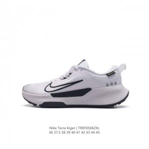 作为一双越野跑鞋，Nike Zoom Terra Kiger的支撑性能和一般的跑鞋有些许区别，首先在鞋后跟处，隐藏的tpu可以将脚跟死死地卡在鞋内部，防止受伤。