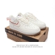 耐克nike Air Force 1 Low 空军一号 Af1 小白鞋 低帮百搭厚底增高休闲运动板鞋。柔软、弹性十足的缓震性能和出色的中底设计，横跨复古与现代的