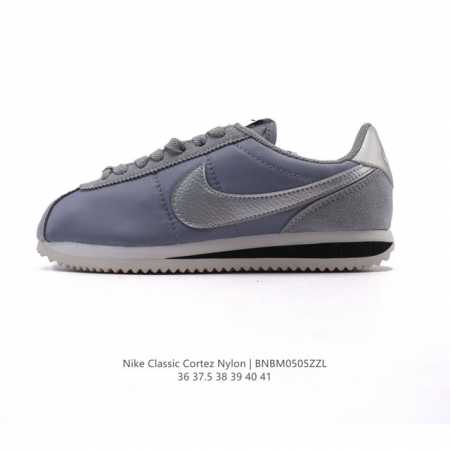nike Classic Cortez Nylon 耐克阿甘鞋女子运动鞋。秉承元年款经典风格，糅合防水鞋面设计，令双足保持干爽舒适。防水锦纶鞋面强势抵御风雨侵袭 - 点击图像关闭
