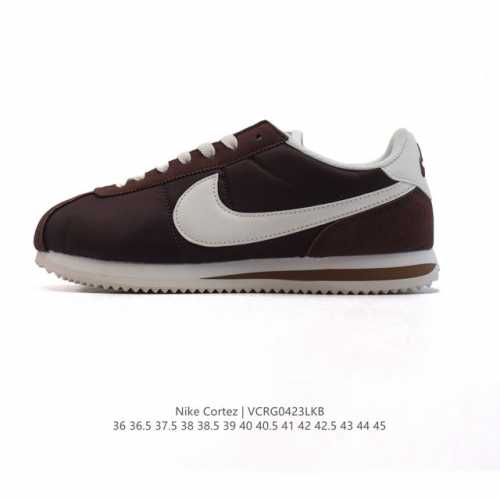Nike Classic Cortez Nylon 耐克阿甘鞋男女子运动鞋。秉承元年款经典风格，糅合防水鞋面设计，令双足保持干爽舒适。防水锦纶鞋面强势抵御风雨侵