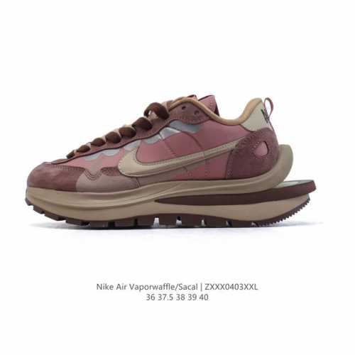 公司级 耐克 Sacai X Nike Vaporwaffle 华夫三代3.0 走秀重磅联名款厚底增高运动鞋 。鞋款由Pegasus与Vaporfly两款鞋型的