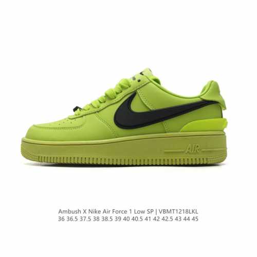 耐克 空军一号 Af1 低帮休闲板鞋 Ambush X Nk Air Force 1'07 Low Sp 空军一号联名标志性的swoosh延伸至鞋跟之外，鞋舌和