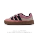 阿迪达斯 Adidas Adimatic 马蒂奇系列低帮复古鲨鱼面包鞋运动休闲滑板板鞋。整个鞋面由牛皮革制成，搭配品牌标志性大尺寸三条纹 Logo，超宽鞋带作为