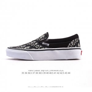 万斯 Vans 中性Classic Slip-On 帆布鞋 硫化板鞋 休闲低帮 运动鞋。Vans的棋盘格鞋款千千万，但Slip-On系列绝对是经典中的经典，松弛