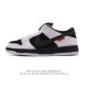 真标 耐克 Tightbooth X Nike Sb Dunk Low 联名熊猫 滑板鞋。鞋面采用麂皮和皮革材质打造，带来不俗的视觉层次感。其中在白色皮革上印有
