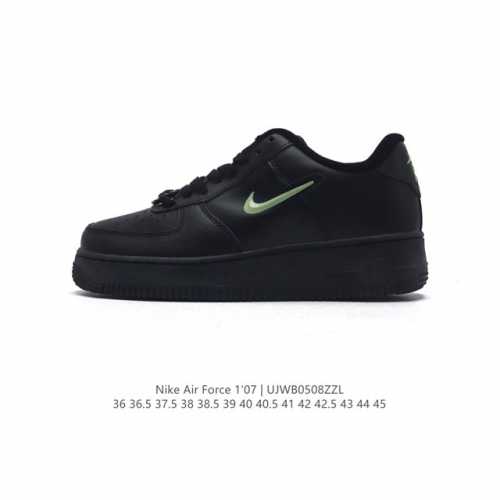 耐克 Nike Air Force 1 '07 Low 空军一号含气垫 低帮百搭厚底增高休闲运动板鞋。柔软、弹性十足的缓震性能和出色的中底设计，横跨复古与现代的