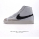 耐克 Nike Blazer Mid '77 Jumbo 男士运动鞋 抓地板鞋革新重塑经典街头人气鞋款。采用人气传统外观，巧搭大号耐克勾勾设计和宽大鞋带。柔软泡