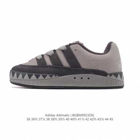 阿迪达斯 Adidas Adimatic 马蒂奇系列男女鞋 低帮复古鲨鱼面包鞋运动休闲滑板板鞋。整个鞋面由牛皮革制成，搭配品牌标志性大尺寸三条纹 Logo，超宽 - 点击图像关闭