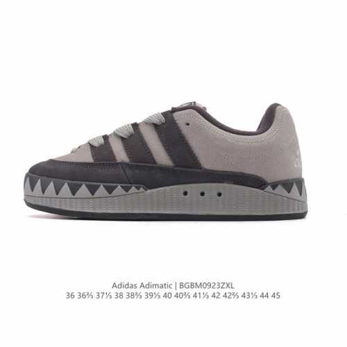 阿迪达斯 Adidas Adimatic 马蒂奇系列男女鞋 低帮复古鲨鱼面包鞋运动休闲滑板板鞋。整个鞋面由牛皮革制成，搭配品牌标志性大尺寸三条纹 Logo，超宽