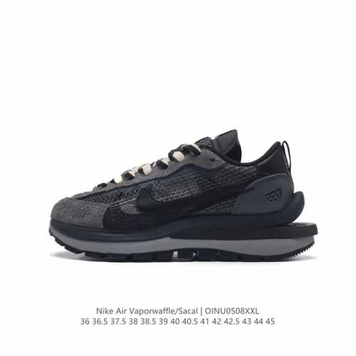 耐克 Sacai X Nike Vaporwaffle 华夫三代3.0 走秀重磅联名款运动鞋 。鞋款由pegasus与vaporfly两款鞋型的设计元素共同构建