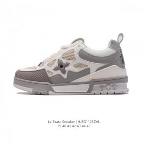 公司级 Lv Skate Sneaker 路易威登 男士运动板鞋于 2024 秋冬秀场初次亮相，此次以粒面牛皮革焕新呈现。加垫鞋领和鞋舌援引滑板鞋设计，科技鞋带