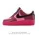 耐克 Nike Air Force 1 '07 Low 空军一号含气垫 低帮百搭厚底增高休闲运动板鞋。柔软、弹性十足的缓震性能和出色的中底设计，横跨复古与现代的