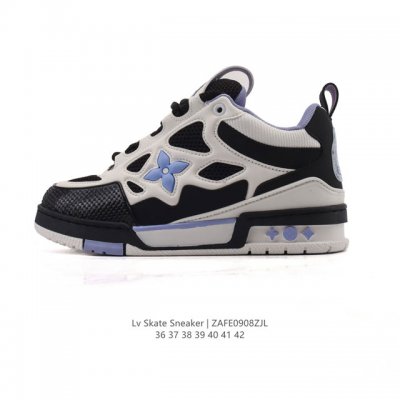 公司级 Lv Skate Sneaker 路易威登 2025年新款运动板鞋 蛇年限定 春夏秀场初次亮相，此次以粒面牛皮革焕新呈现。加垫鞋领和鞋舌援引滑板鞋设计，