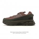 公司级 耐克Nike Zoom Vomero Roam马拉松复古跑五代休闲运动慢跑鞋 厚底增高老爹鞋。采用环保纤维革饰片组合网眼布鞋面材质 升级正确后跟Tpu加