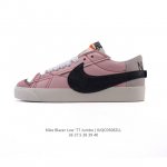 耐克 Nike Blazer Low '77 Jumbo 运动鞋，抓地板鞋，革新重塑经典街头人气鞋款，采用人气传统外观，巧搭大号耐克勾勾设计和宽大鞋带。柔软泡绵