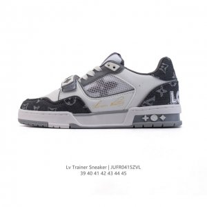 Lv Skate Sneaker 路易威登 2025年新款运动板鞋 蛇年限定 春夏秀场初次亮相，此次以粒面牛皮革焕新呈现。加垫鞋领和鞋舌援引滑板鞋设计，科技鞋带