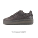 耐克 Nike Air Force 1 '07 Low 空军一号含气垫 低帮百搭厚底增高休闲运动板鞋。柔软、弹性十足的缓震性能和出色的中底设计，横跨复古与现代的