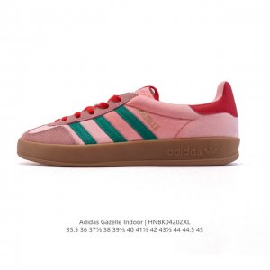 阿迪达斯 Adidas Originals Gazelle Indoor复古三叶草防滑透明橡胶板鞋经典运动鞋。这款经典鞋,忠于原版设计,缀撞色三条纹和鞋跟饰片。