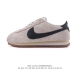 Nike Classic Cortez Nylon 耐克阿甘鞋男女子运动鞋。秉承元年款经典风格，糅合防水鞋面设计，令双足保持干爽舒适。防水锦纶鞋面强势抵御风雨侵
