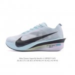 公司级 真爆 耐克 Nike Zoomx Vaporfly Next% 4 Proto 是一款限量版的竞速跑鞋，其配色被称为“Proto”，意为“最初、初始”。