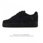 耐克 Nike Air Force 1 '07 Low 空军一号含气垫 低帮 小白鞋 百搭厚底增高休闲运动板鞋。柔软、弹性十足的缓震性能和出色的中底设计，横跨复