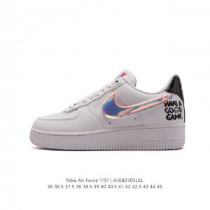 耐克 Nike Air Force 1 '07 Low 空军一号含气垫 低帮百搭厚底增高休闲运动板鞋。柔软、弹性十足的缓震性能和出色的中底设计，横跨复古与现代的
