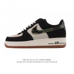 耐克 Nike Air Force 1 '07 Low 空军一号含气垫 低帮百搭厚底增高休闲运动板鞋。柔软、弹性十足的缓震性能和出色的中底设计，横跨复古与现代的