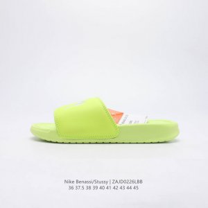 斯图西联名款stussy X Nike Benassi 拖鞋 一字拖男女凉拖鞋沙滩鞋 一直广受青睐的nike Sportswear 主打单品搭载了独具特色的鞋款
