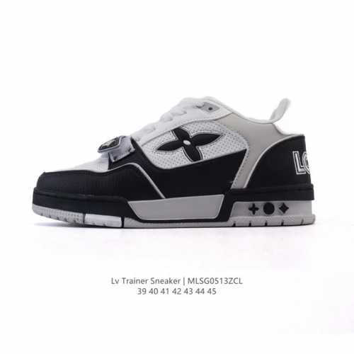 lv Skate Sneaker 路易威登 2025年新款运动板鞋 蛇年限定 春夏秀场初次亮相，此次以粒面牛皮革焕新呈现。加垫鞋领和鞋舌援引滑板鞋设计，科技鞋带