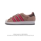真标 阿迪达斯 Adidas Superstar 三叶草经典贝壳头系列 新款休闲板鞋潮流男女士运动鞋 。鞋面柔软皮革材质 标志性的贝壳鞋头，锯齿三条纹，简约的线
